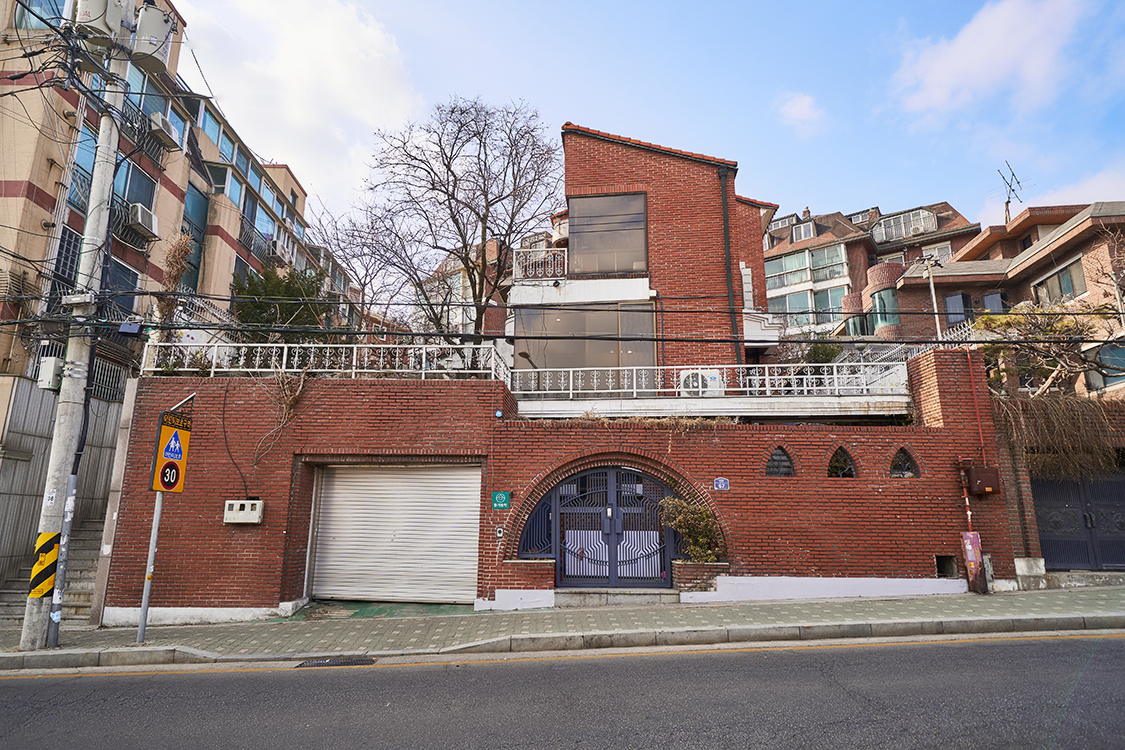 동거동락 44호점 단독주택 외관, 붉은 벽돌과 아치형 대문