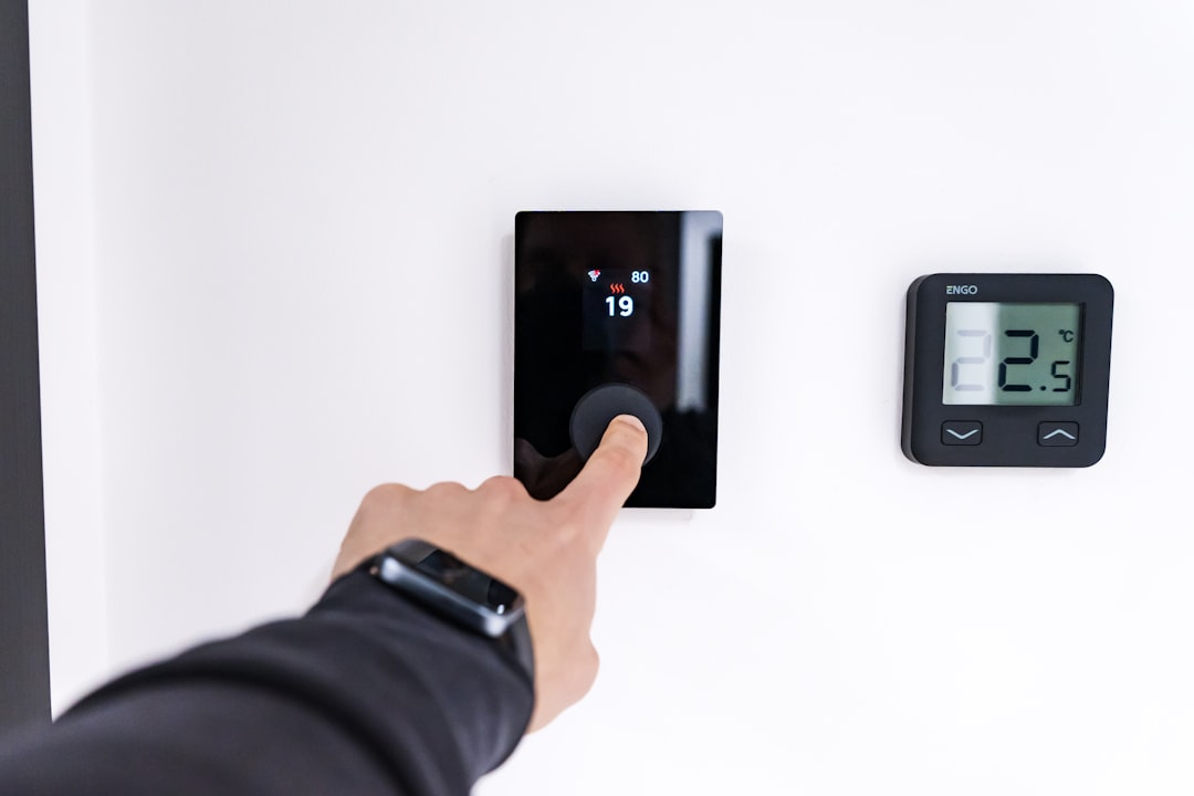 원룸 에어컨과 온도 조절 화면을 보여주는 사진